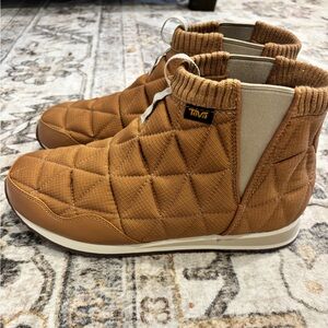 SOLD: Teva Ember Ankle Boots
